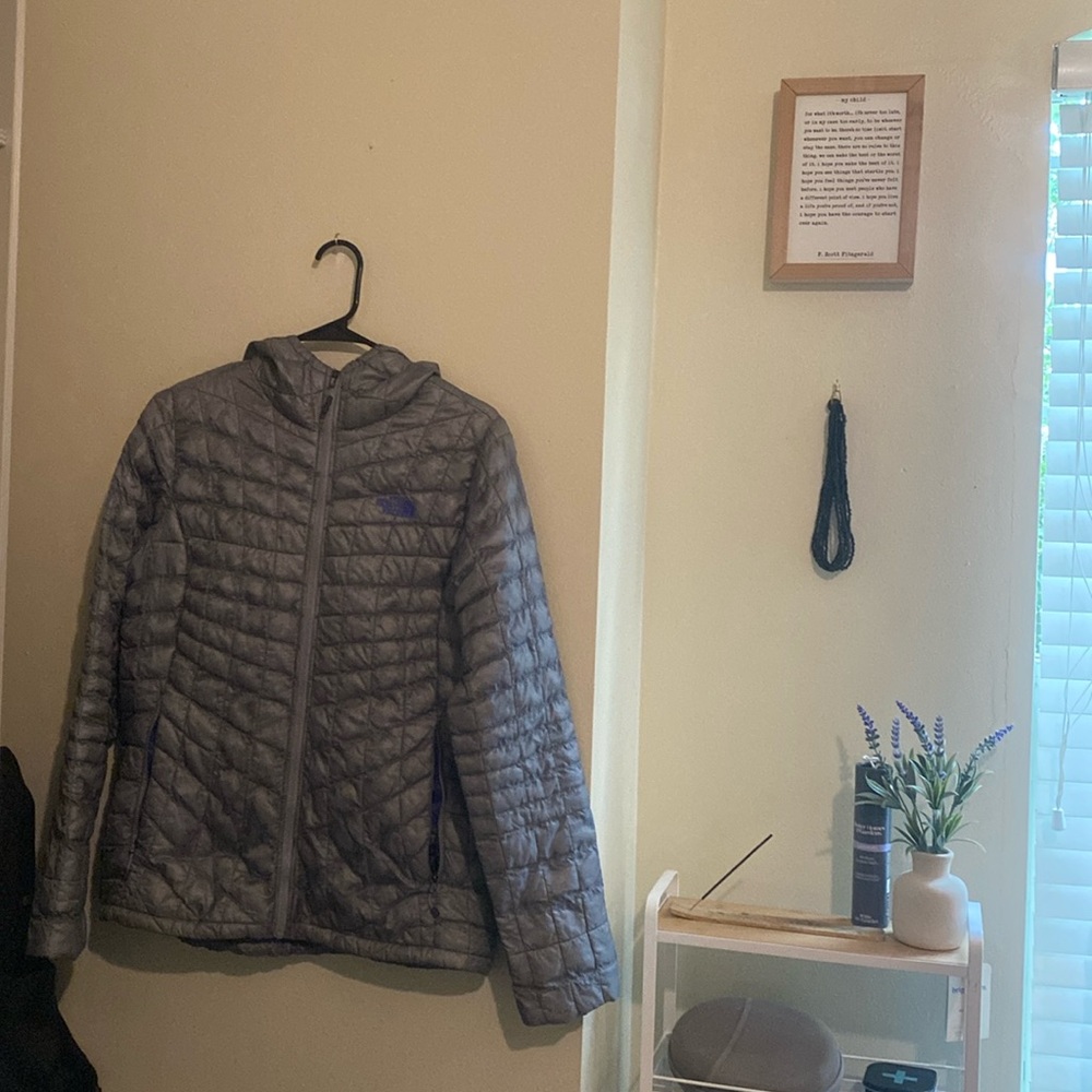 North face lightweight thermoball jacket women’s M